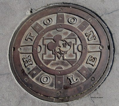 Disneyland_manhole_cover