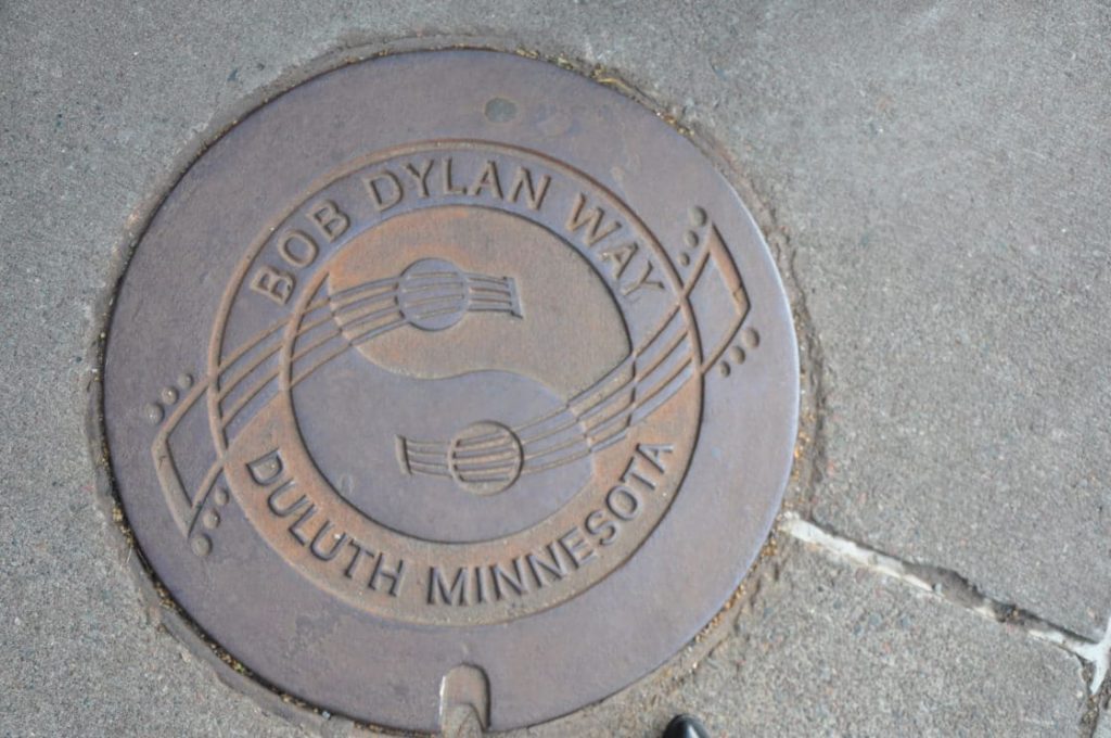 Minnesota_Duluth_Bod_Dylan_manhole_cover