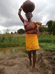 African_girl_fetching_water_with_pitcher